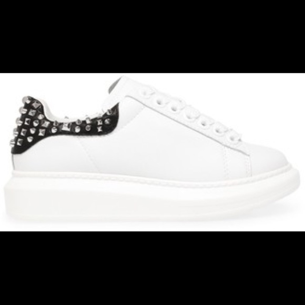 New Size 8.5 Steve Madden studded sneakers